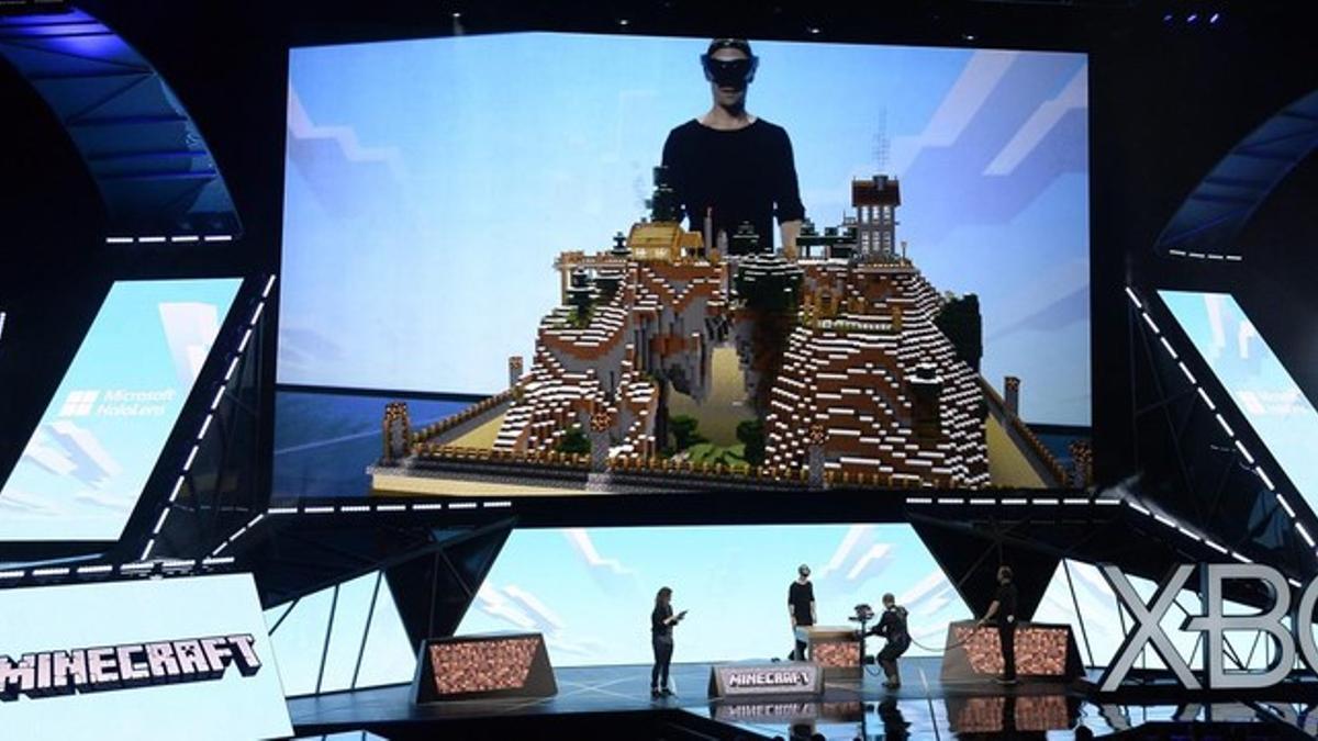 Presentación del nuevo casco de realidad virtual HoloLens, de Microsoft, en la feria E3 de Los Ángeles.