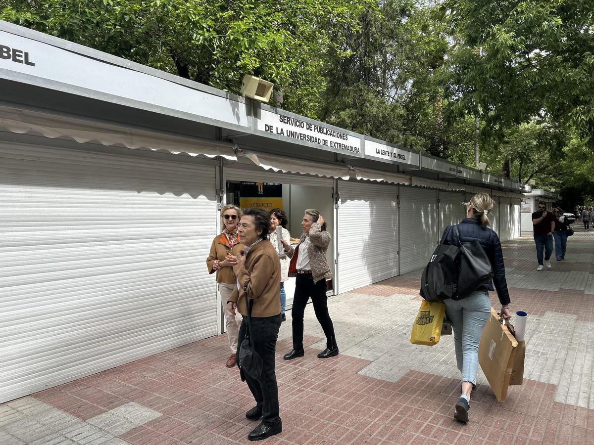 Fotogalería | Todo listo para el arranque de la Feria del Libro de Cáceres Fotogalería | Todo listo para el arranque de la Feria del Libro de Cáceres
