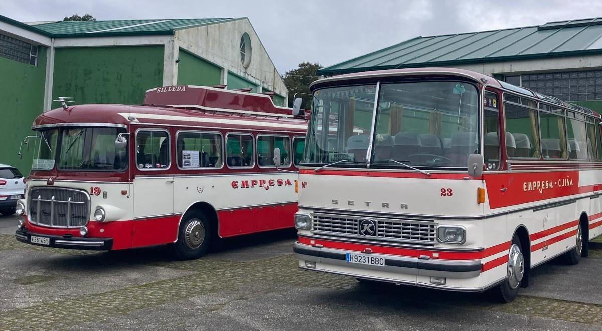 Dos autobuses clásicos presentes en el ferial