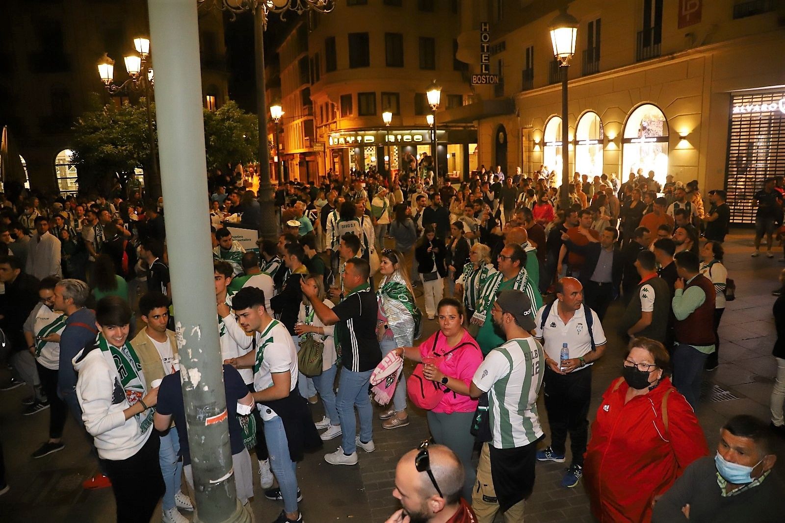 Los aficionados cordobesistas celebran el ascenso en Las Tendillas