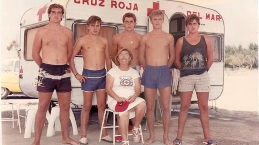 MIembros de Cruz Roja Borriana en la playa en 1987.