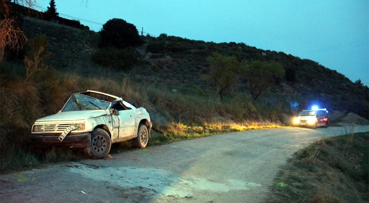 Vehículo accidentado en la pista forestal de Avinyó.