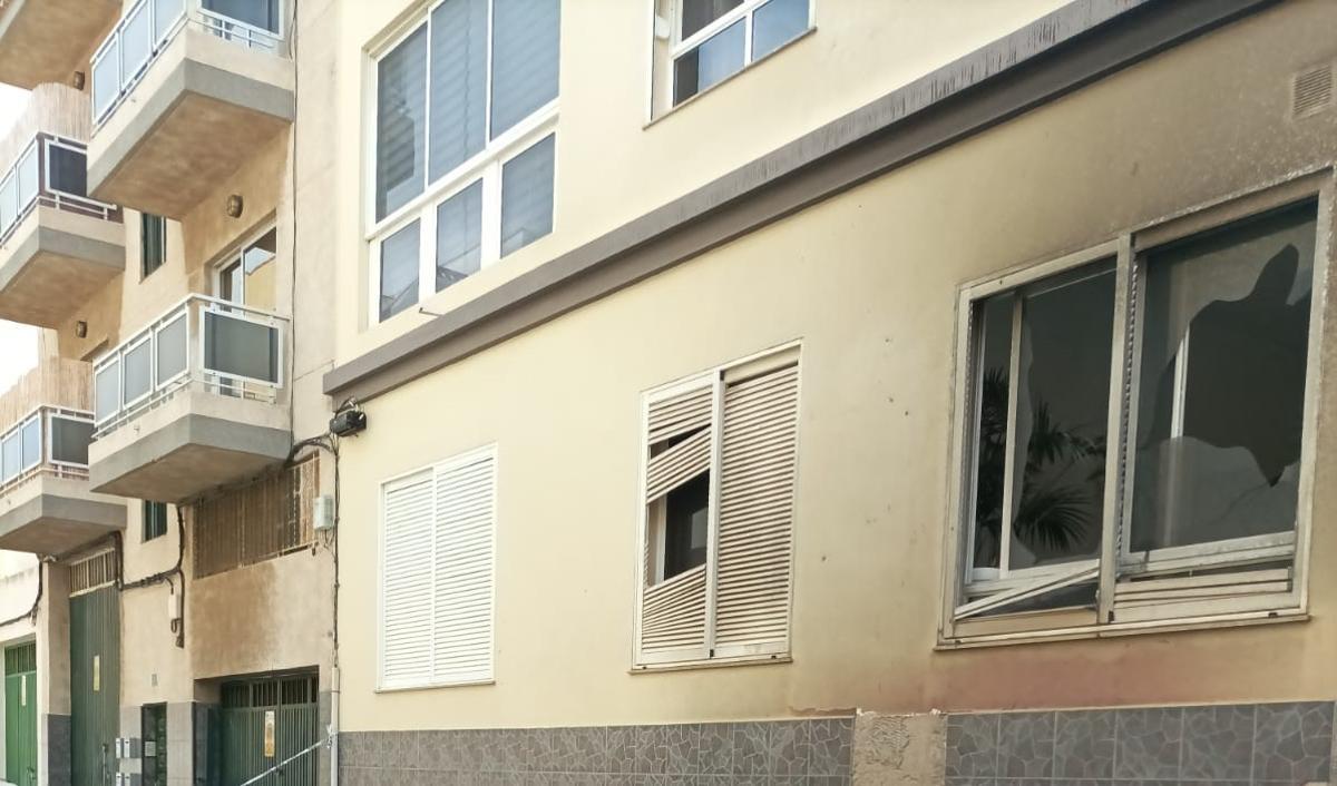 Ventanas y fachada afectada por las llamas