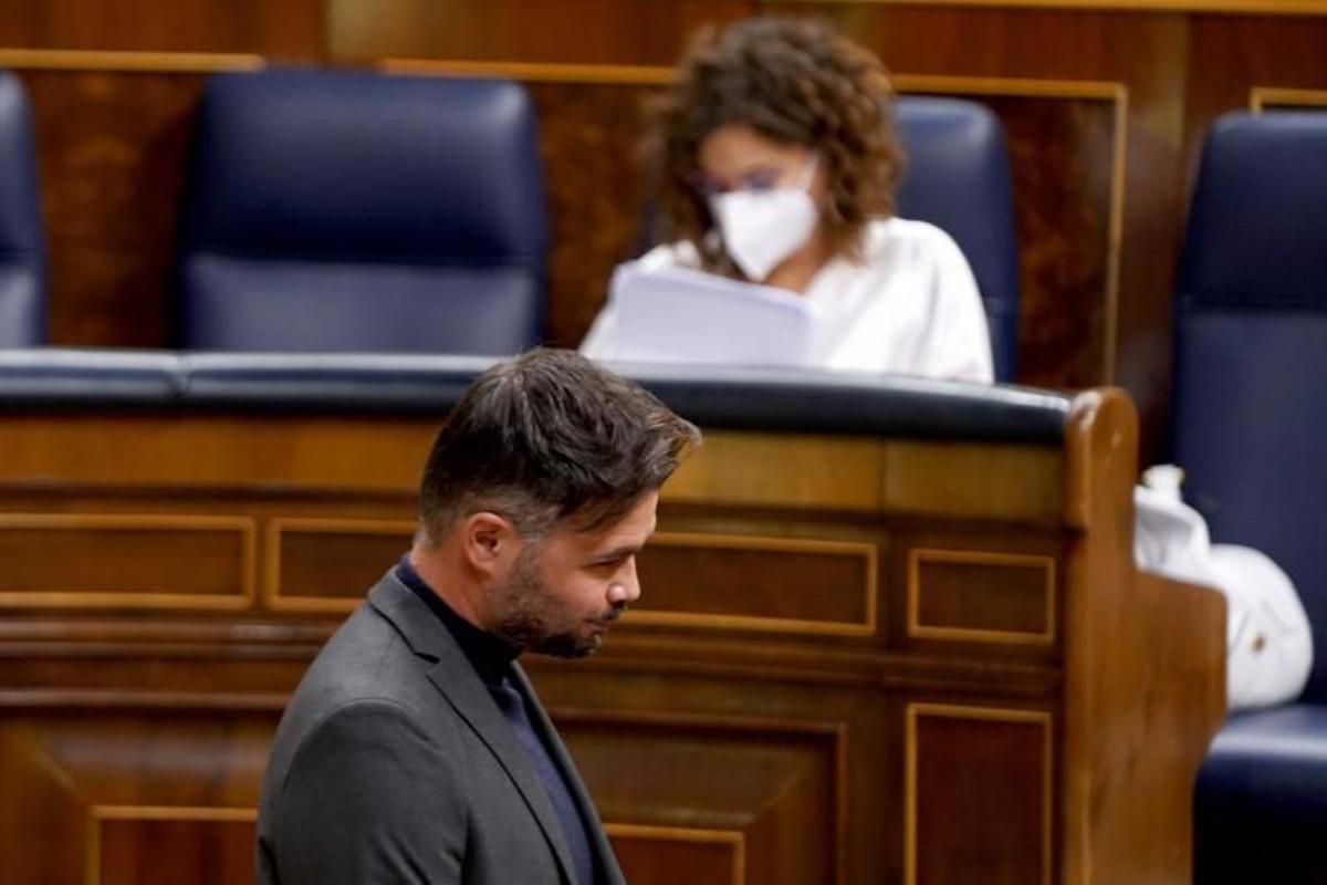 Gabriel Rufián pasa por delante de María Jesús Montero.