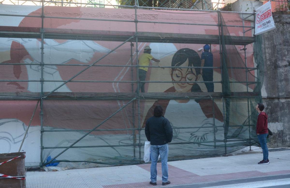 Pintado de la pared dedicada a María Victoria Moreno en la calle Eduardo Pondal.   | // RAFA VÁZQUEZ