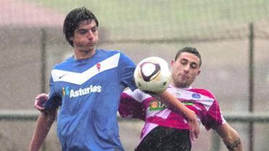 El jugador del Oviedo B Jairo Cárcaba presionado por Allonca, del Pumarín.