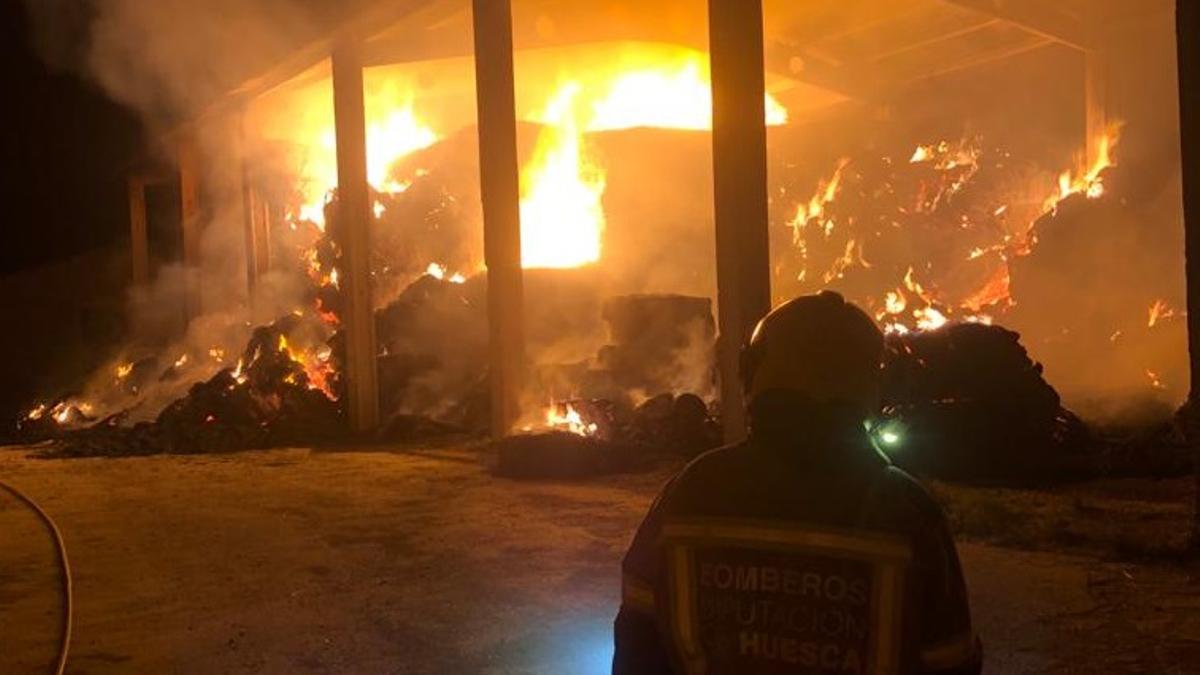 Un efectivo del cuerpo de bomberos, ante el incendio