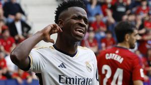 Vinicius celebra ante la grada de El Sadar.