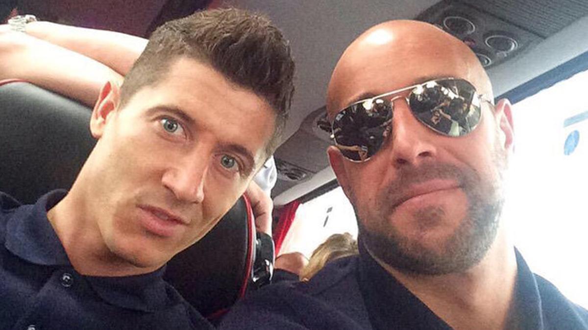 Robert Lewandowski y Pepe Reina, en el avión con destino a Barcelona