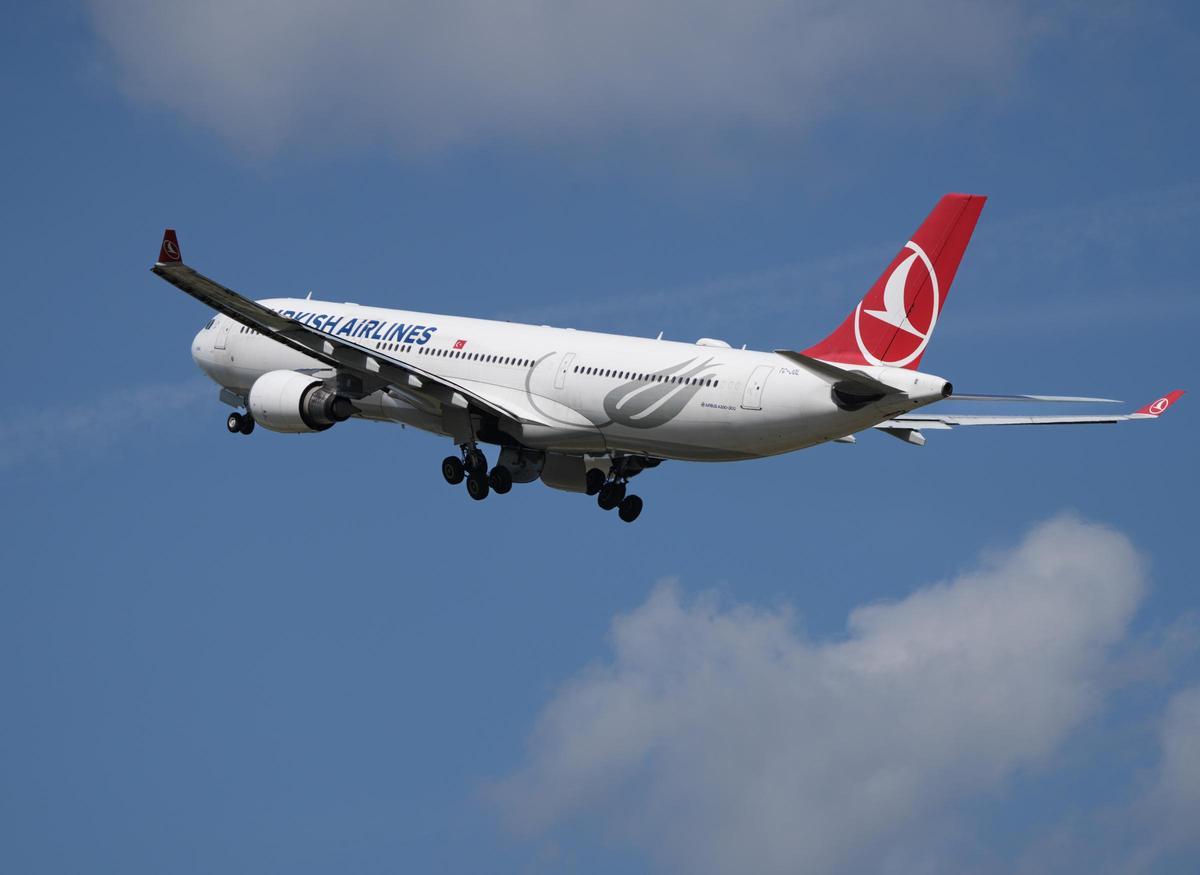 Ein Airbus A330-300 der Fluggesellschaft Turkish Airlines startet vom Flughafen Berlin Brandenburg BER "Willy Brandt" (Symbolbild).