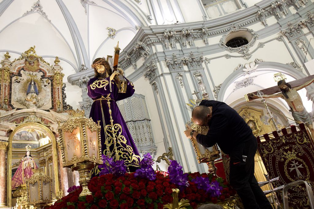 La Cofradía de la Salud vive su fe en el interior de San Juan de Dios de Murcia.