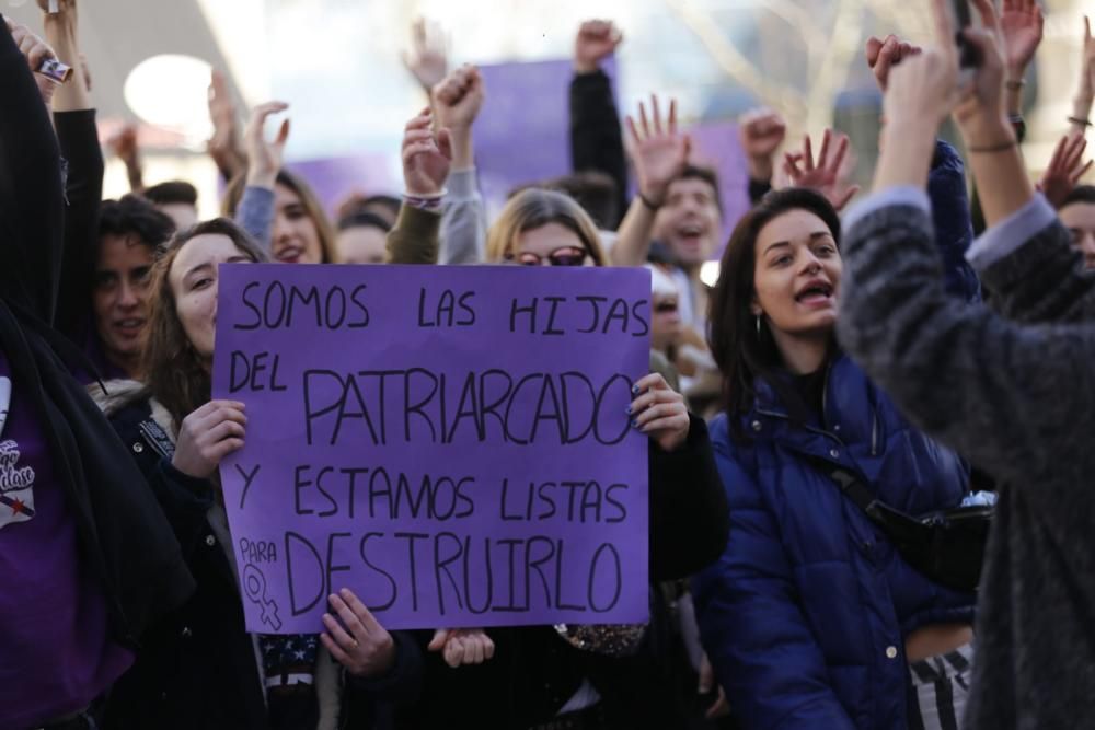 La "marea morada" recorre el centro de Vigo en el 8M