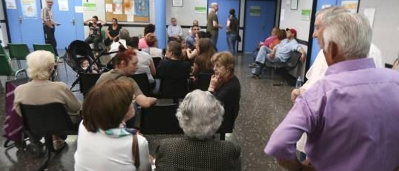 El cierre de los centros de salud satura el servicio de urgencias de la calle Aaiún