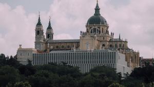 El edificio que acoge la Galería de las colecciones reales, situado por debajo de la catedral de La Almudena en la célebre cornisa donde también se sitúa en Palacio Real.  