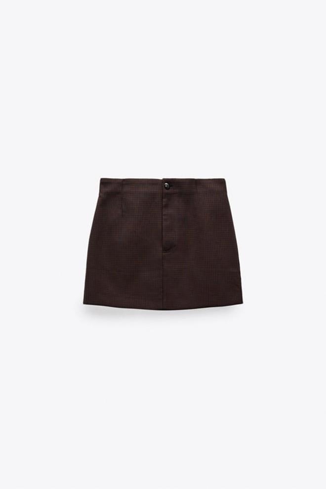 Minifalda de tiro alto y cuadros de Zara
