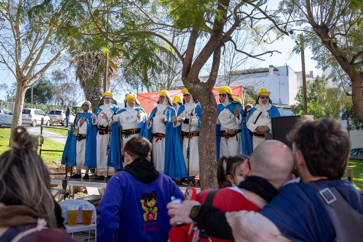 La capital extremeña vive el carnaval en la calle con buen tiempo.