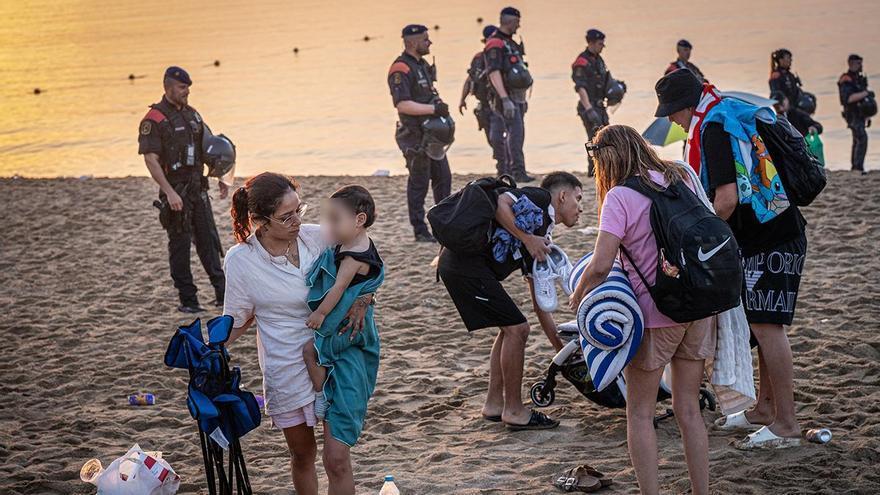 Arrenca el macrodispositiu de neteja després de la revetlla de Sant Joan a les platges de Barcelona