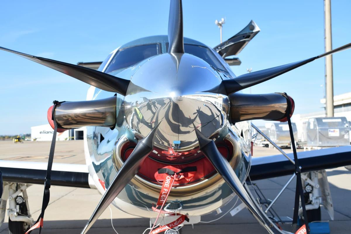 Avión pc12 de Pilatus en la pista del aeropuerto de Sevilla.