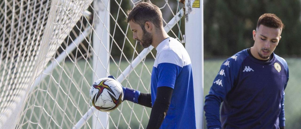 Los guardametas Jesús Fernández y Adrián López, en un entrenamiento en Fontcalent. | ALEX DOMÍNGUEZ