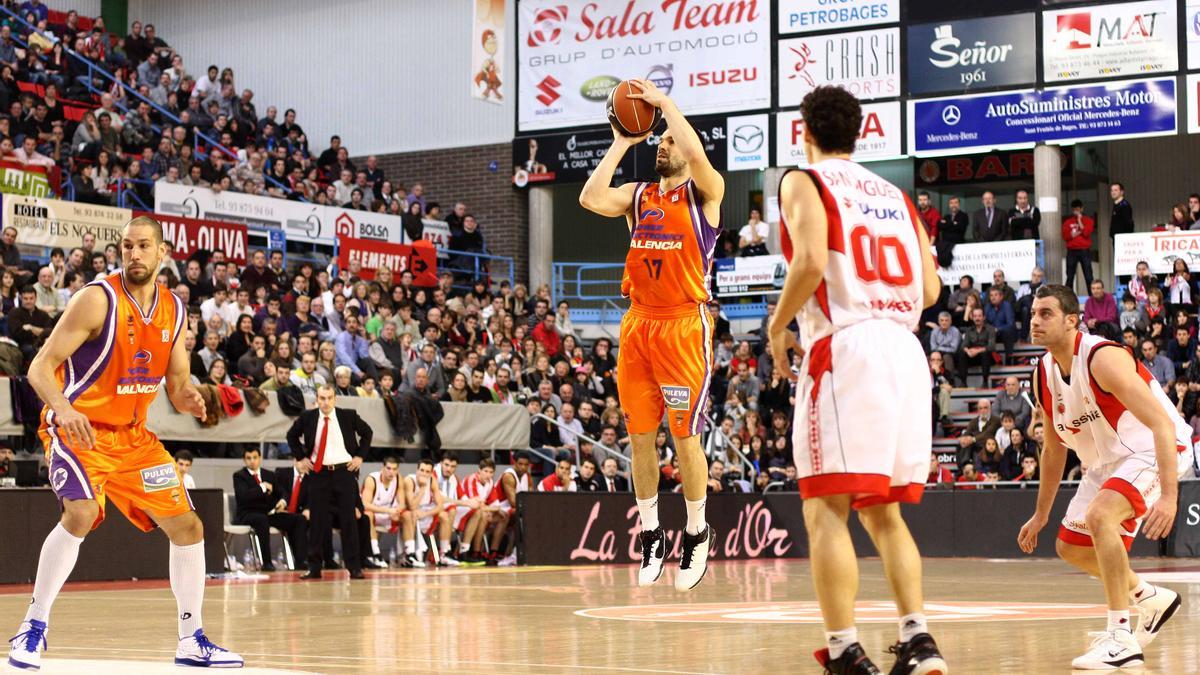 Rafa Martínez llança a cistella amb el seu tir característic en un partit contra l'Assignia Manresa (2011)