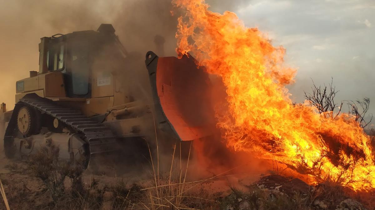 Un bulldozer trabajando en el incendio de Villaseco del Pan