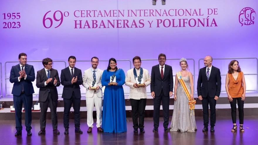 David Colado, primero por la izquierda, con el resto de los miembros del jurado y los ganadores del Certamen de  Habaneras de Torrevieja. | D. C.