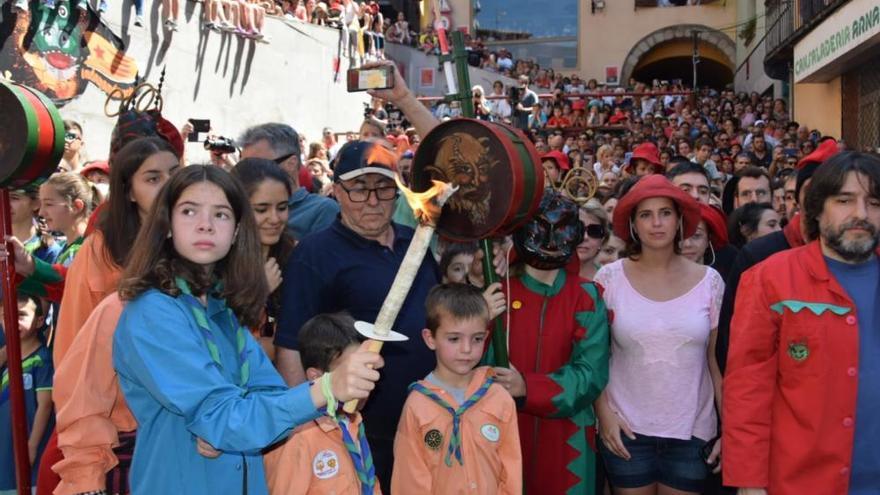 La Flama del Canigó encén les maces i les guites de la Patum