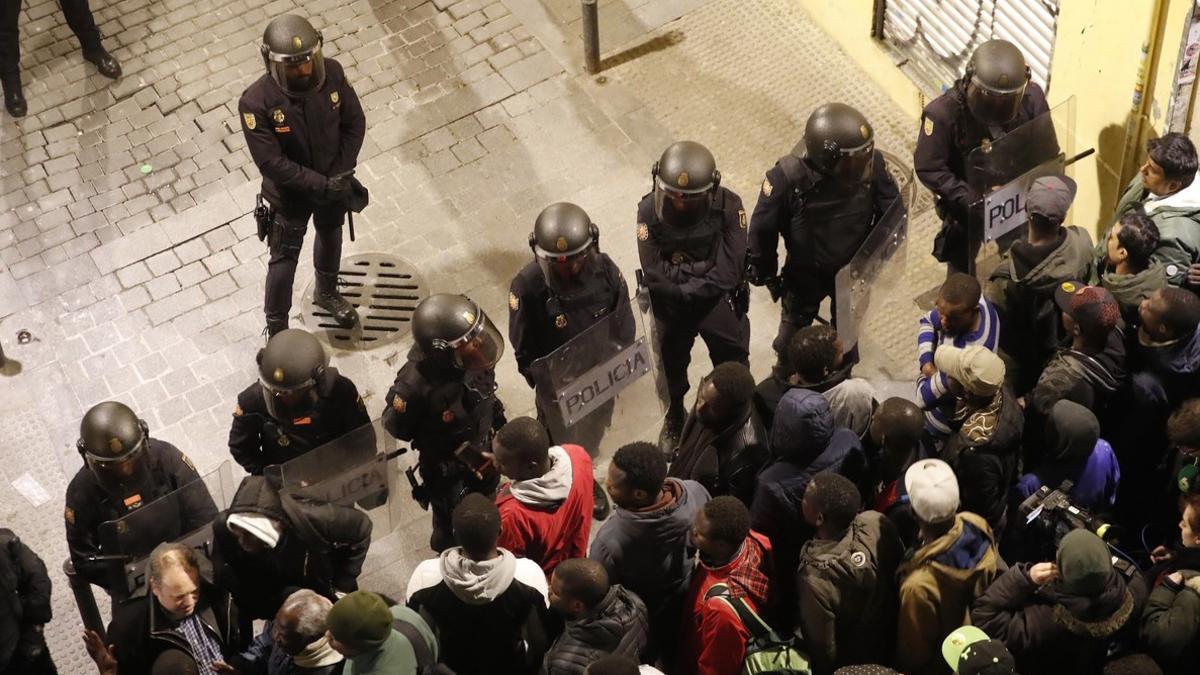 Disturbios en Lavapiés tras la muerte de un mantero