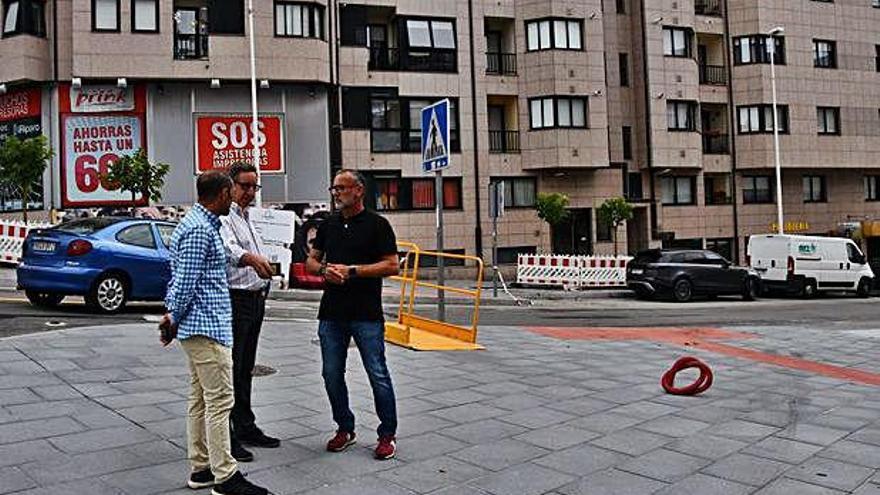 El alcalde, a la dcha., en una visita para supervisar las obras.