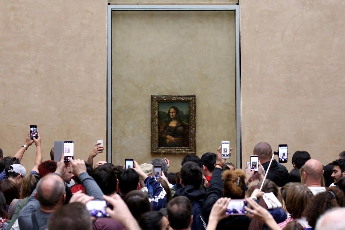 La multitud de turistas y el reducido tamaño de la obra hace que sea muy dificil visitarla en el Museo del Louvre