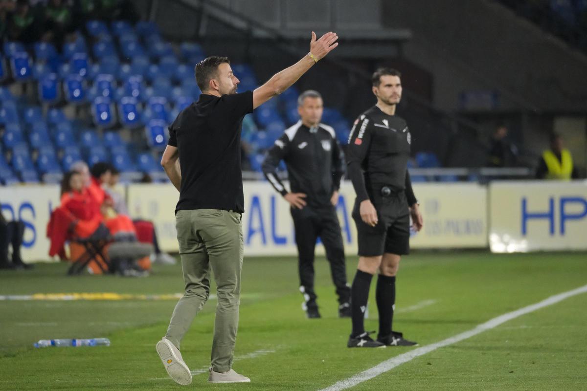 Luis García, ayer, da instrucciones a sus jugadores en el Estadio de Gran Canaria.