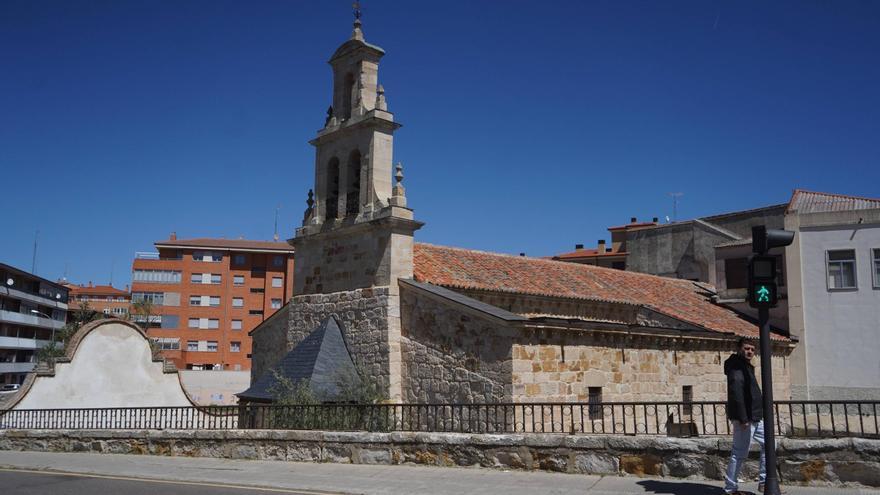 ¿Una mujer en el tejado de la ermita Los Remedios de Zamora?