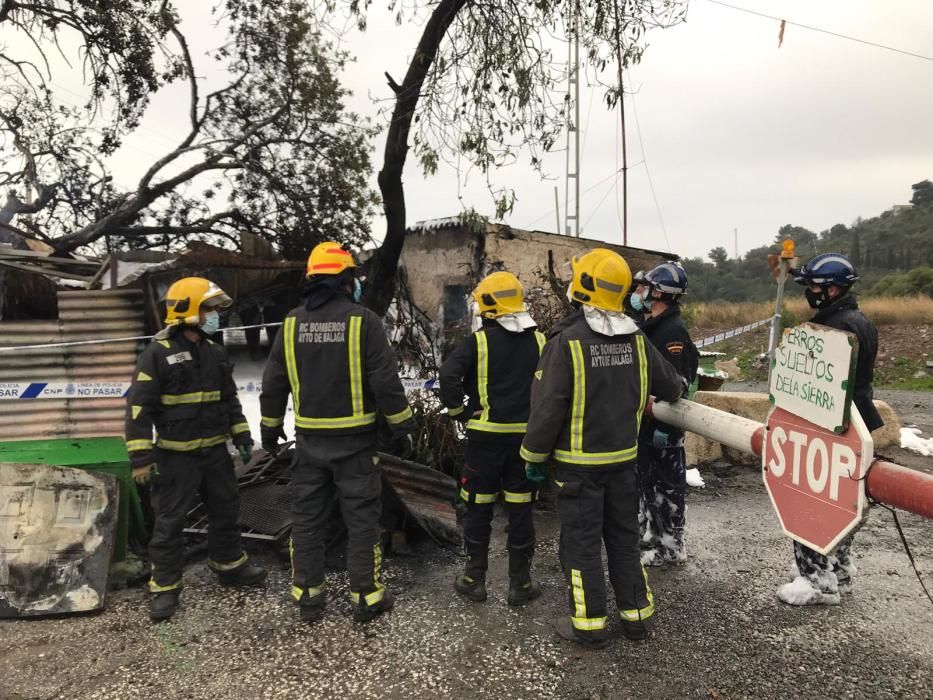 La Policía Nacional investiga las causas que originaron, en la madrugada del martes al miércoles, el incendio de una casa de chapa en el Camino de la Sierra, en Churriana, y en el que perdieron la vida dos personas.