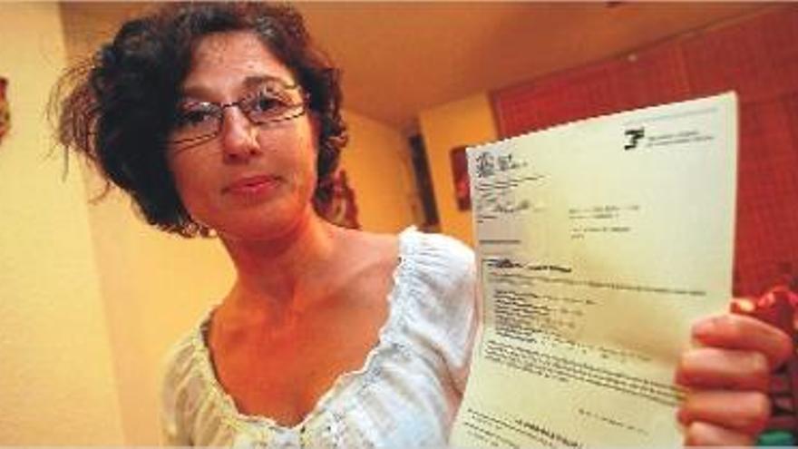 La madre muestra su carta de despido, que le ha obligado a volver a Madrid.