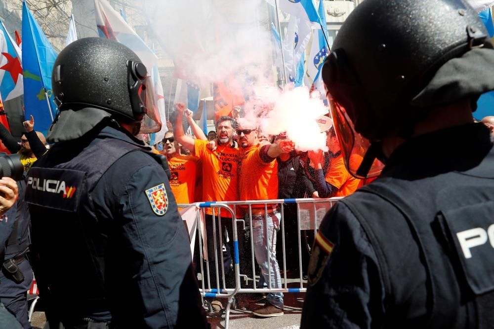 Han cortado el tráfico para pedir a la ministra de Industria, Reyes Maroto, que actúe definitivamente y evite el cierre de las plantas de A Coruña y Avilés.