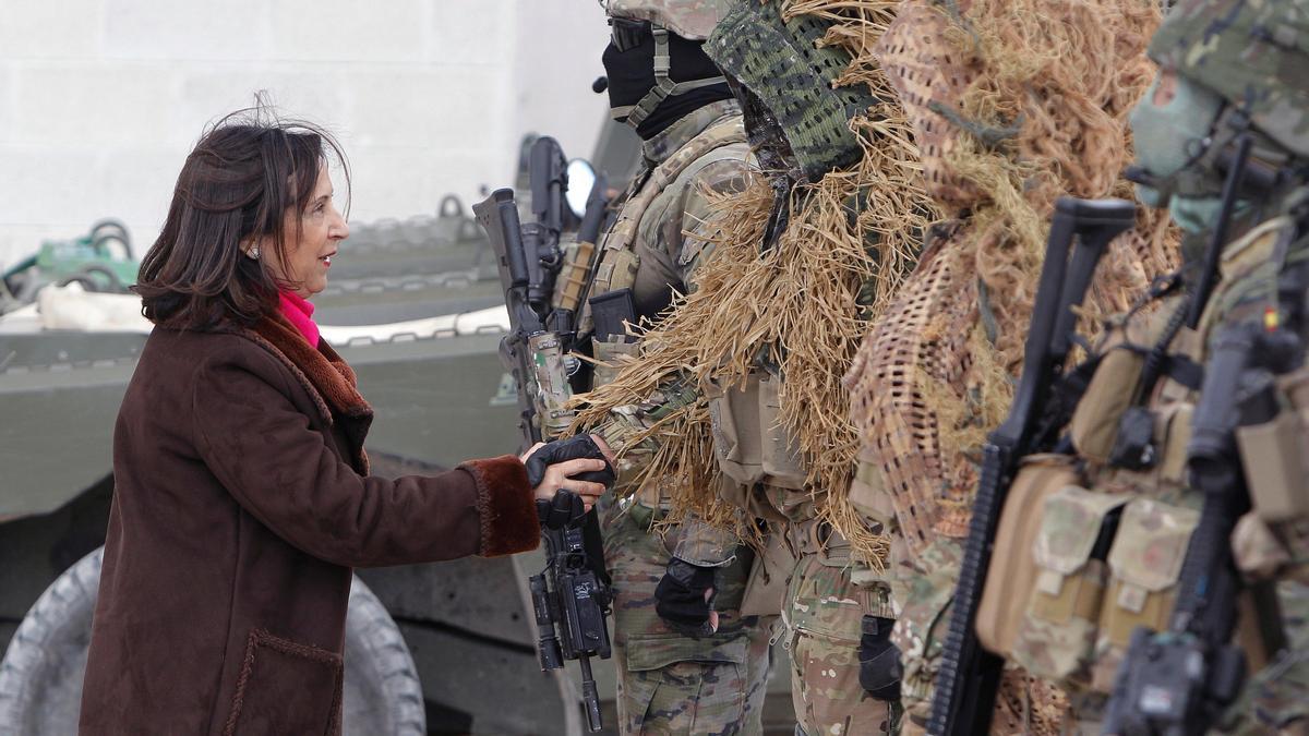 Margarita Robles, durante una visita al Mando de Operaciones Especiales en Rabasa (Alicante).