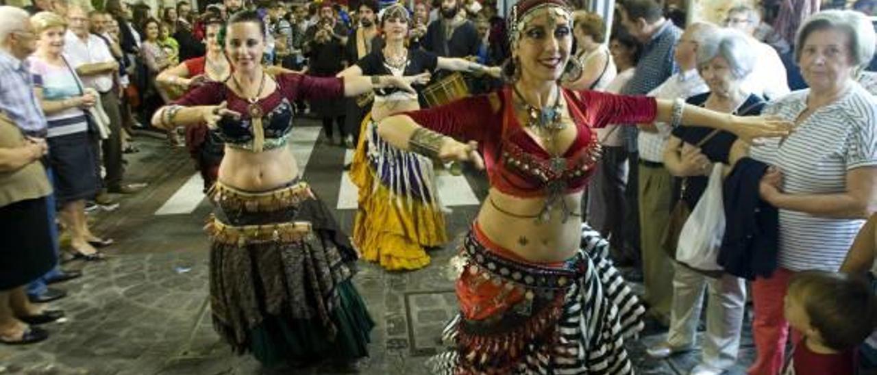 La inauguración del mercado medieval de Sagunt reunió a centenares de personas.