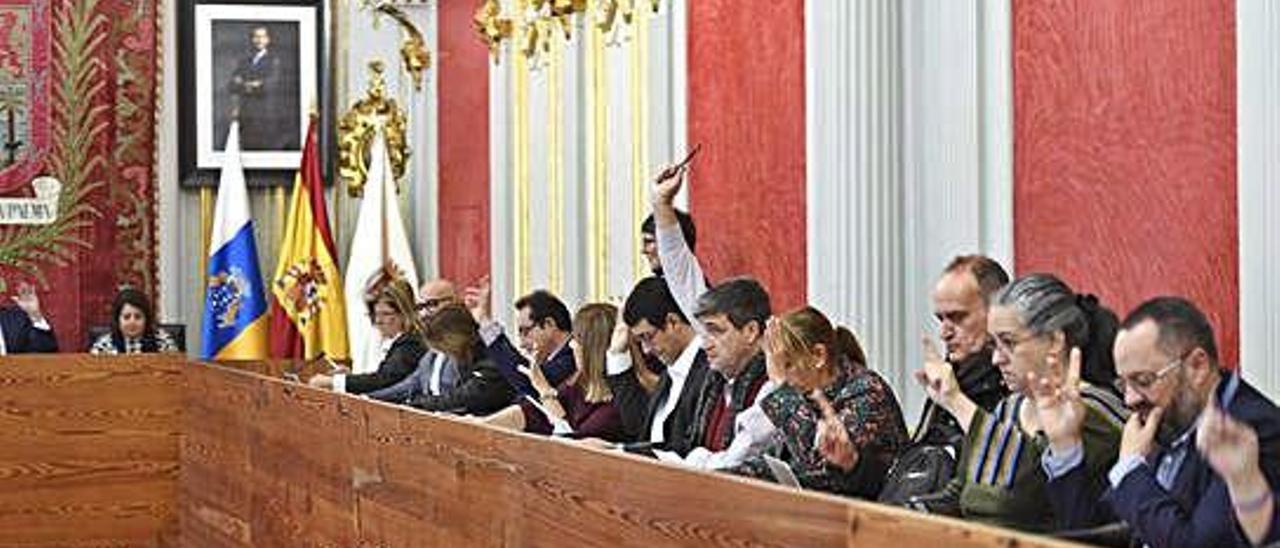 Los concejales del gobierno Tripartito, durante una votación en el pleno de ayer.