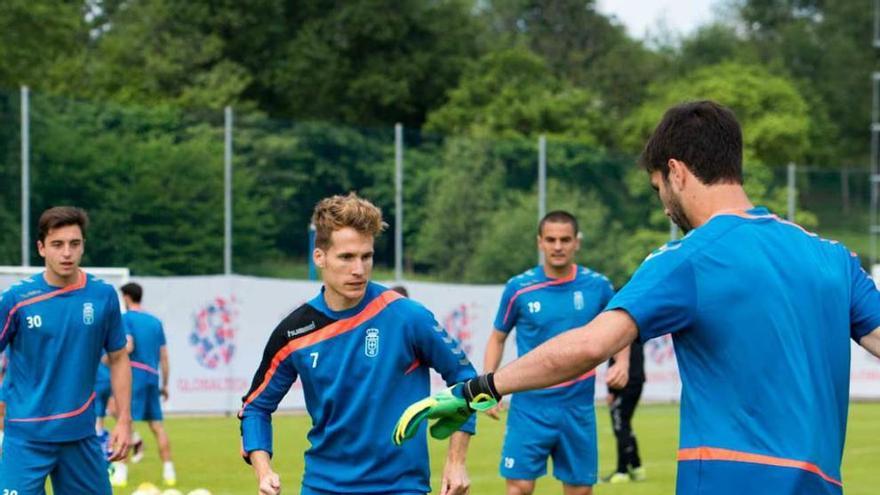 Los jugadores del Oviedo hacen un rondo en El Requexón.