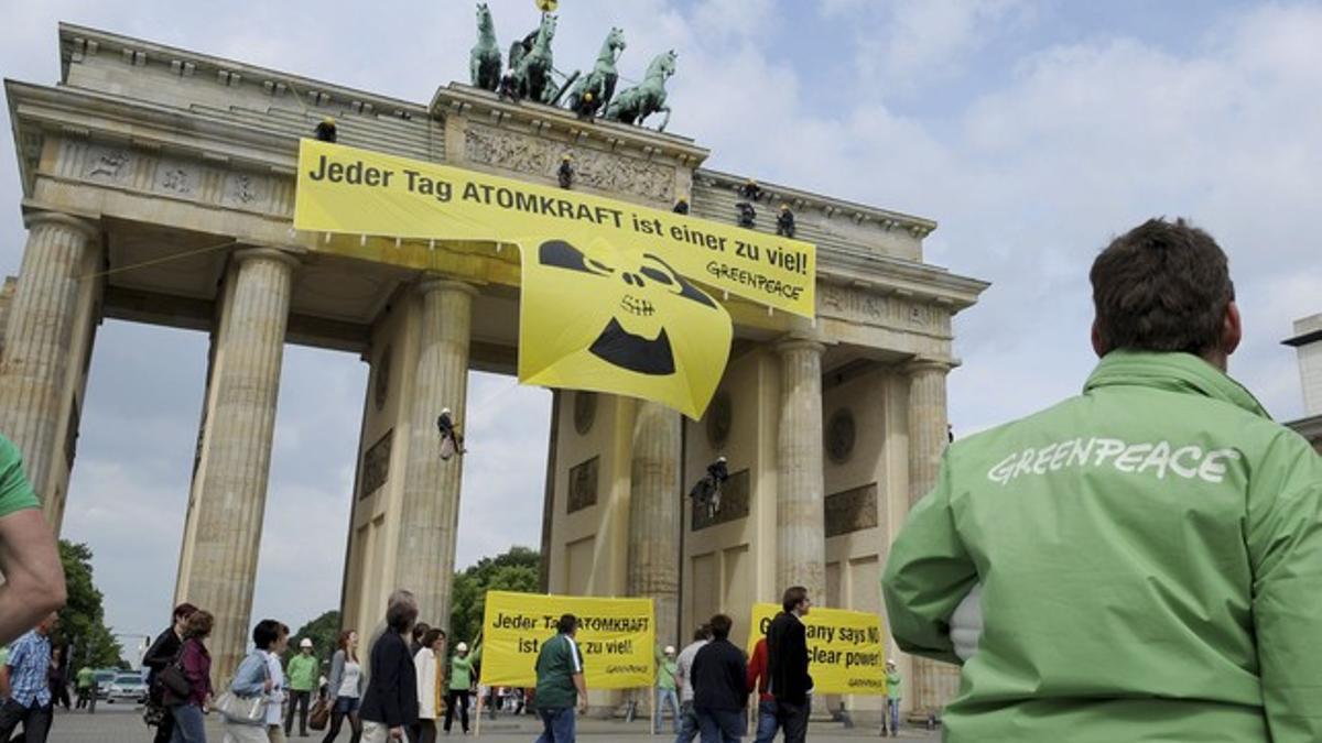 Activistas de Greenpeace durante una protesta contra la energía nuclear, el sábado, en la Puerta de Brandemburgo, en Berlín.