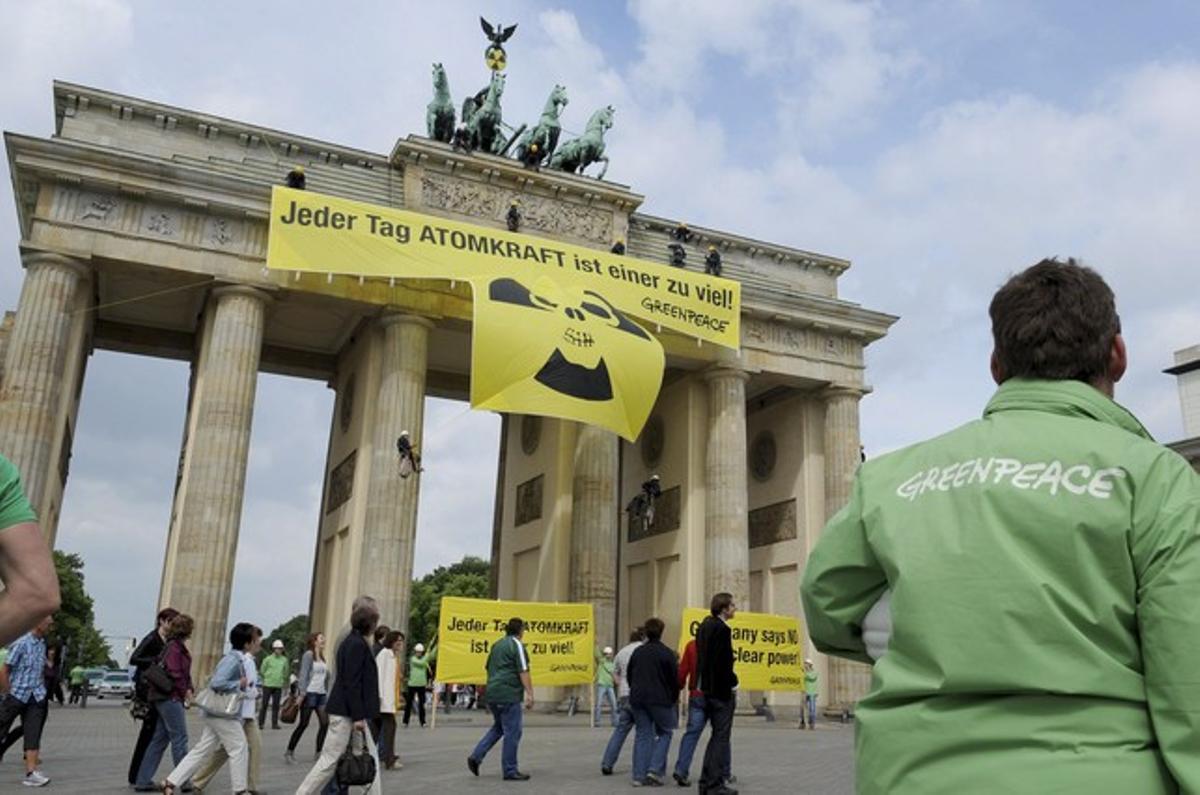 Activistes de Greenpeace durant una protesta contra l’energia nuclear, dissabte, a la porta de Brandenburg, a Berlín.