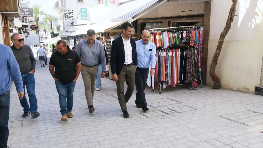 El alcalde, muy sonriente durante su paseo por una de las dos calles reformadas.