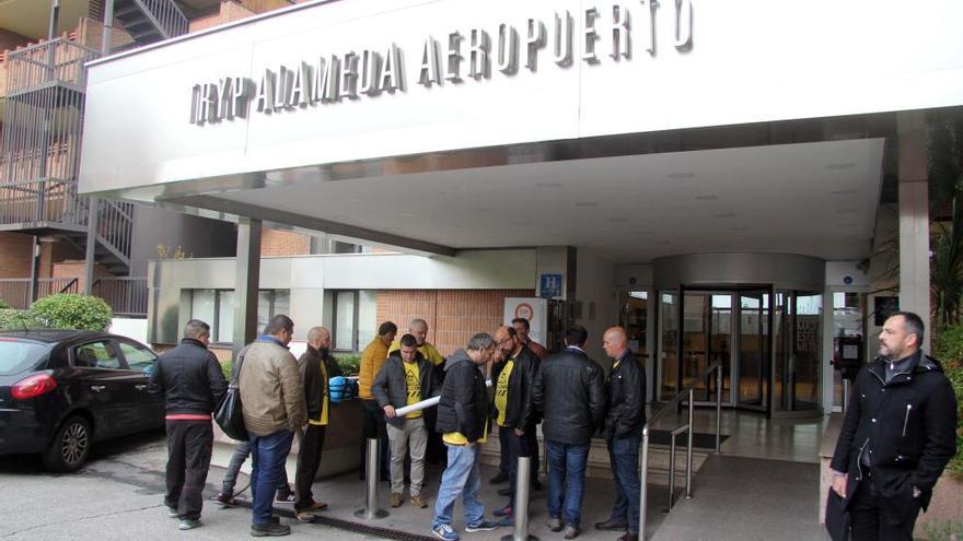 Representantes sindicales de Alcoa, delante del hotel madrileño donde se reúnen con la delegación empresarial.