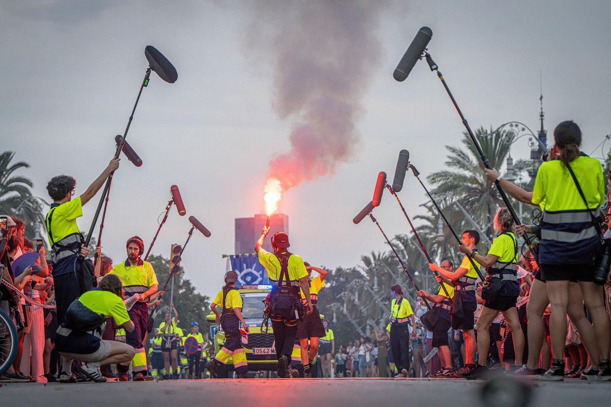 Marc Salicrú desata un espectáculo caótico con más de 300 personas en el Arc de Triomf