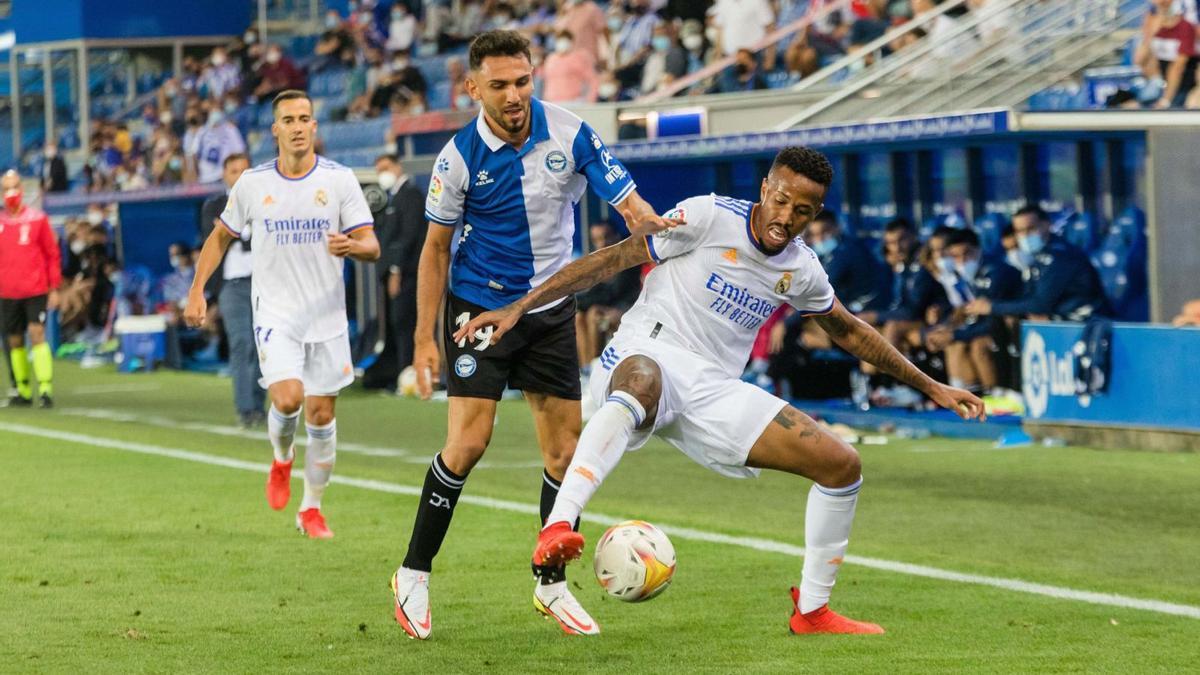 Iván Martín pressiona Eder MIlitao en un partit d’aquesta temporada amb l’Alabès contra el Reial Madrid. | EL CORREO/IGOR MARTÍN