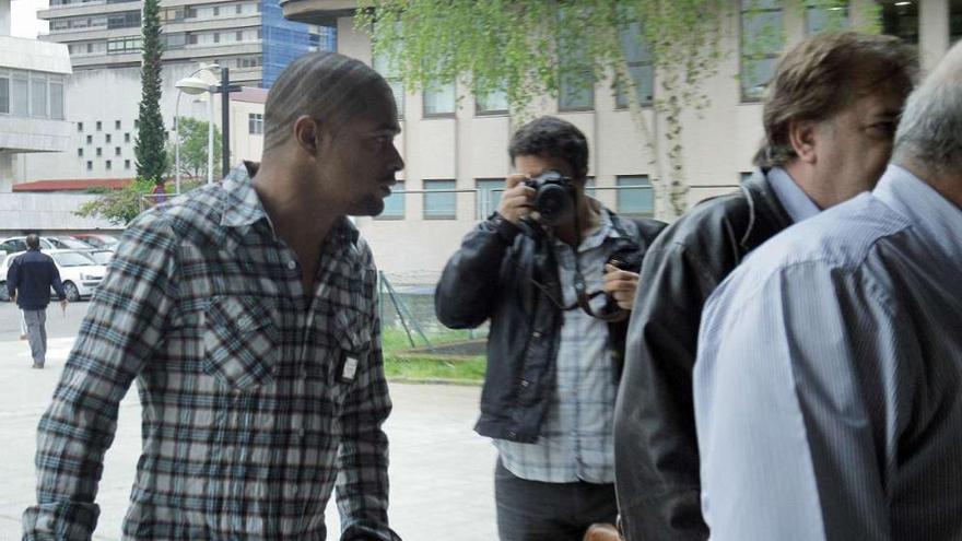 Wellinton Soares, a su llegada al juzgado, donde ayer se celebró la vista por su detención tras ser sorprendido conduciendo ebrio. // J. Santomé