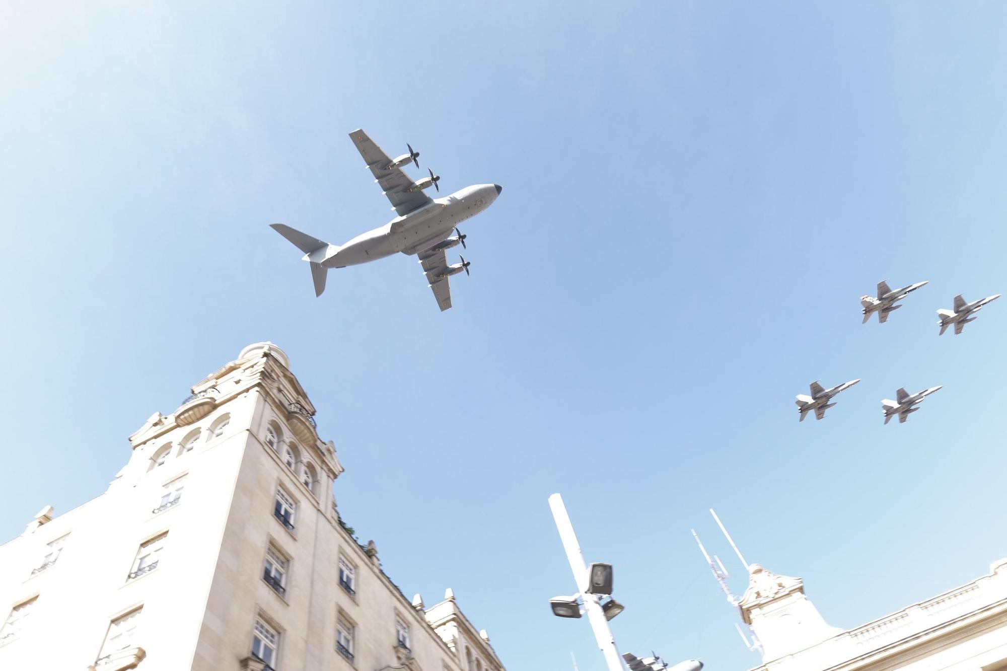 En imágenes | Zaragoza vive su día grande con la Ofrenda de Flores a la Virgen del Pilar