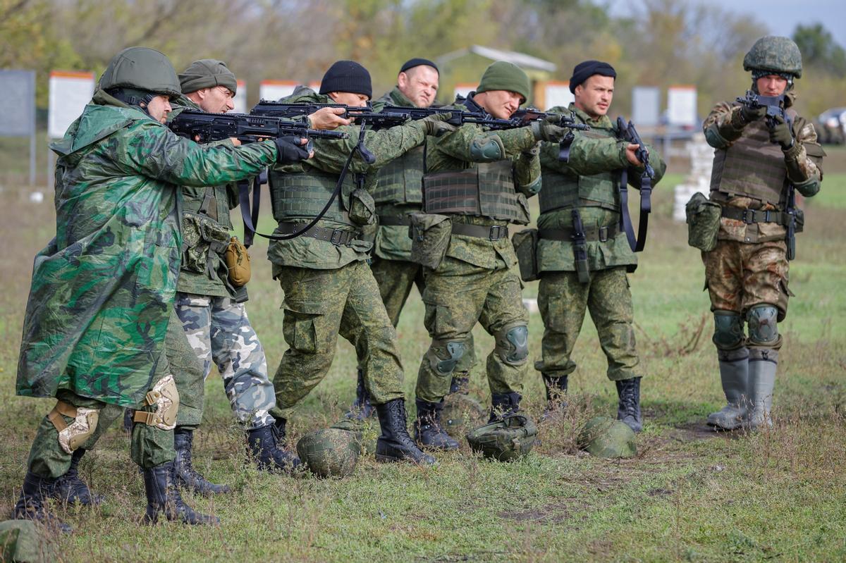 Reservistas rusos recién movilizados participan en un entrenamiento en un campo de tiro en la región de Donetsk