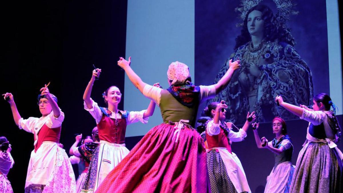 Las purisimeras más jóvenes hicieron gala de sus dotes escénicas y llenaron el escenario del Auditori Municipal Músic Rafael Beltrán Moner con sus danzas. | ERIK PRADAS