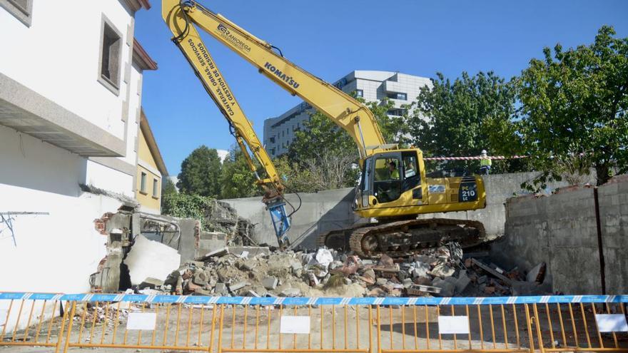 Demolición de una vivienda expropiada para la ampliación del hospital de Pontevedra. |   // RAFA VÁZQUEZ